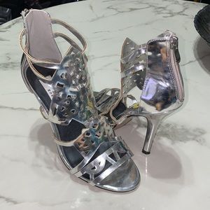 Silver Heels // SZ 8 // Chelsea & Zoe